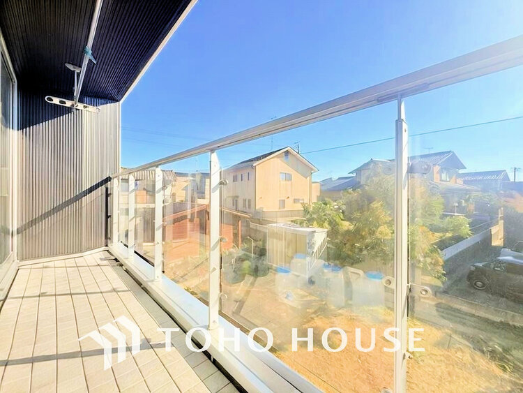 バルコニー 日当たりの良いバルコニーで晴れの日の洗濯物も楽しみになりますね