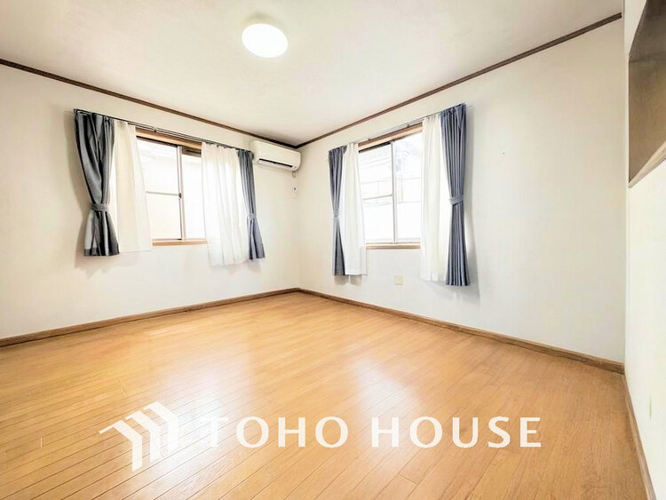 内装 広がりのある住空間、家族が(現地には家具があります)