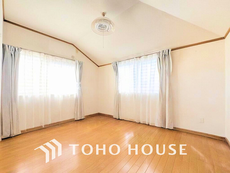 内装 採光もある洋室は、くつろぎのひと時を過ごすのにぴったり(現地には家具があります)