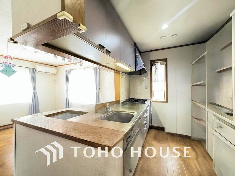 キッチン シンプルな部屋の雰囲気に溶け合うナチュラルキッチン(現地には家具があります)