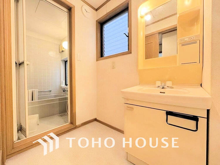 洗面 落ち着きのある色合いでまとめられた洗面室(現地には家具があります)