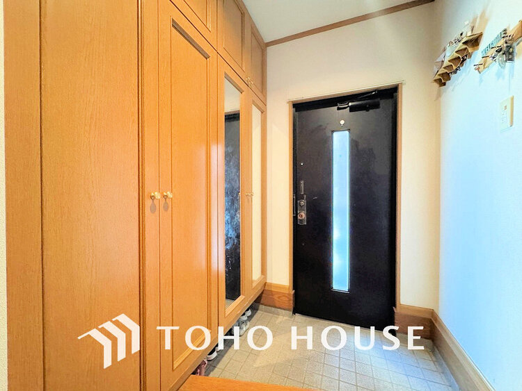 玄関 飾リ過ぎないシンプルな内装と偏り過ぎないデザインの玄関