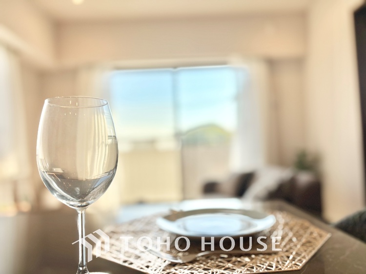 内装 ここにはみんなが集い、食事と楽しい会話が始まる。話に夢中になりすぎて、ついつい時を忘れ夜半過ぎになってしまう。そんな束の間の幸せを感じさせてくれる場所でありたい。