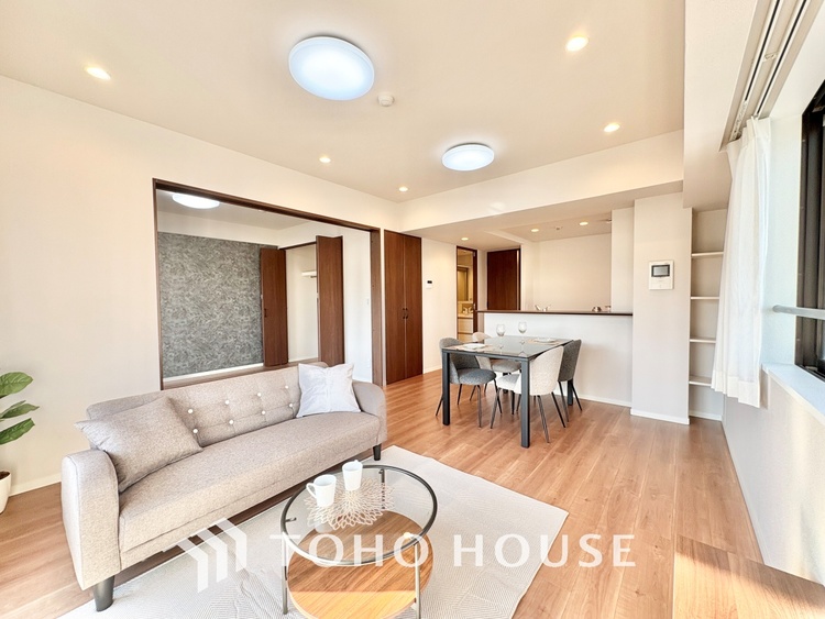 内装 大きなリビングは、高級感漂う設えとゆとりある広さで安心をもたらす特別な場所。暮らしの中心にふさわしい空間です。