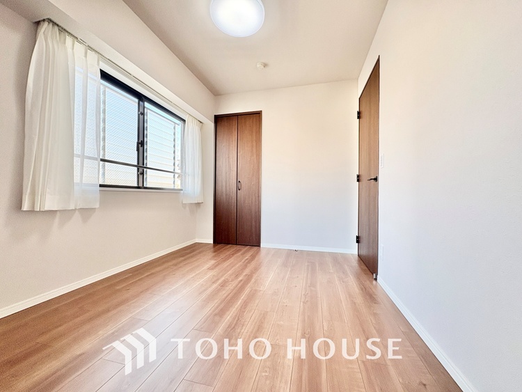 内装 堂々とした広さを誇るリビングは、優雅な開放感と安心感を兼ね備えた上質な空間。ご家族の時間を一層贅沢に演出します。