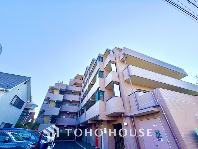 外観 堂々とした広さを誇るリビングは、優雅な開放感と安心感を兼ね備えた上質な空間。ご家族の時間を一層贅沢に演出します。