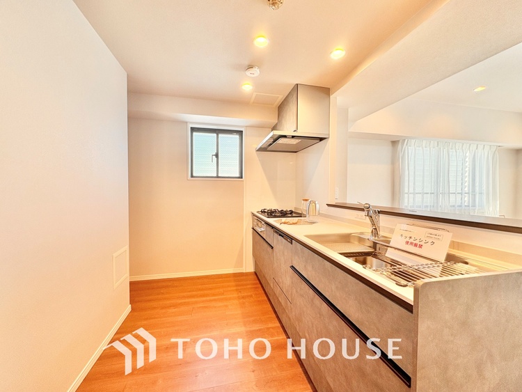 キッチン 上質な素材に囲まれたキッチンは、穏やかな時間が流れる特別な空間。洗練された料理が生まれる場所です。