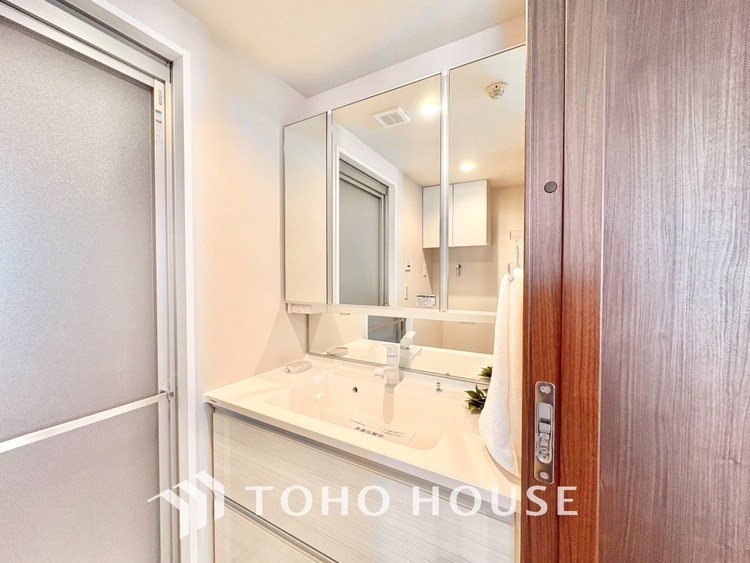 洗面 清潔感あふれる洗面化粧台で、毎日の身支度を快適にサポートします。