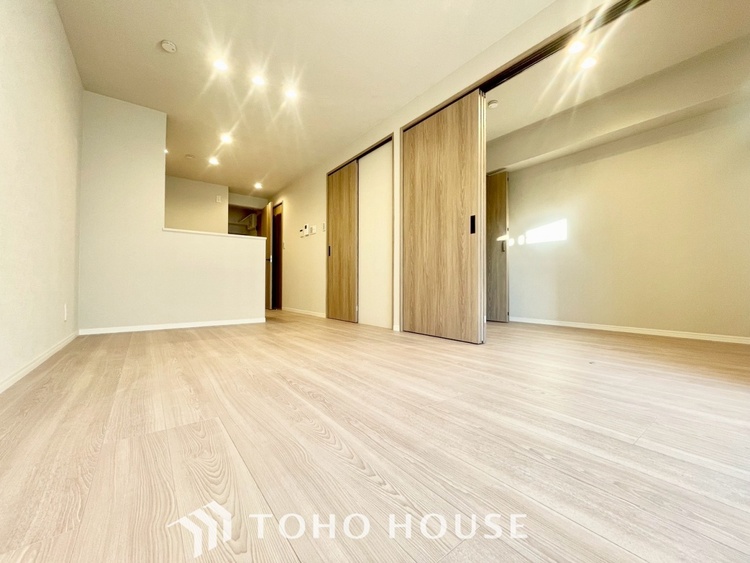 内装 【LIVING】◆扉を◆開くとこの景色。家族の”おかえり”の声が聞こえてきそう。