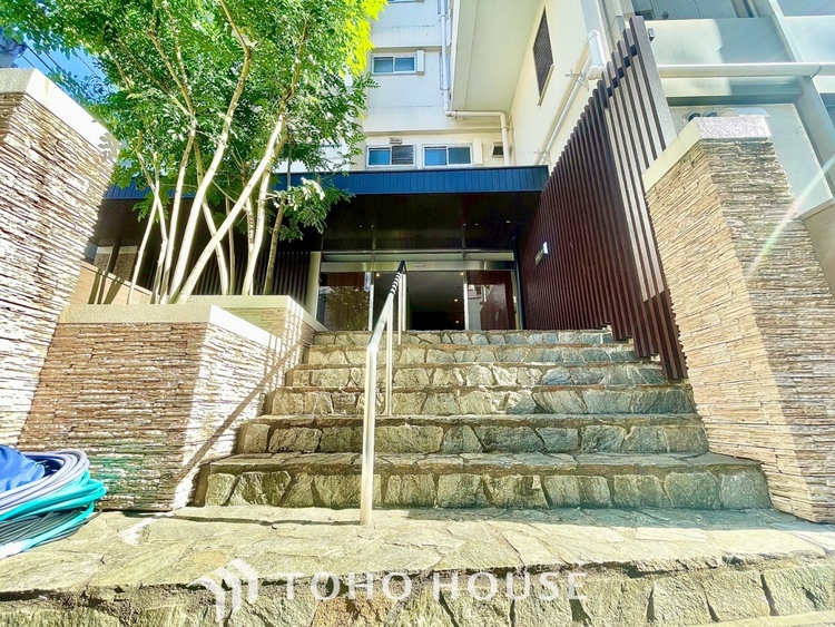 外観 【ENTRANCE】◆家族◆帰りを待つ家族の元へと急ぐときの弾む思い。そんな思いを引き立てる。