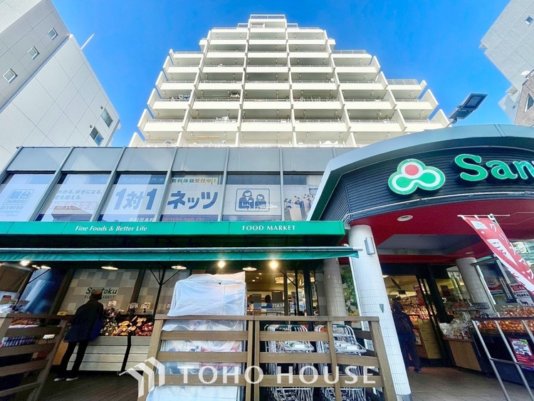 外観 街に溶け合う美しい景観を生みだしているにも関わらず、採光や風通しを考えて設計された間取り。近隣との視線を考え、街全体で調整される窓位置。外観だけでなく、そこに住まうご家族の心地よさを最優先しました。