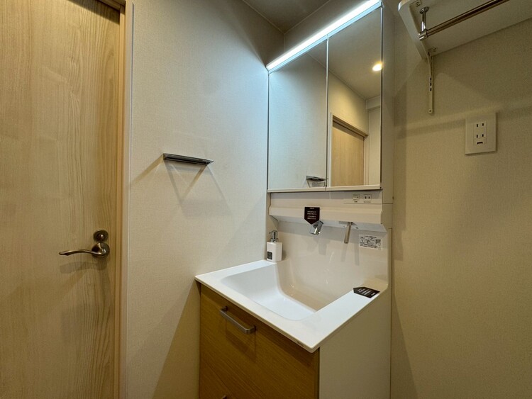 その他 清潔感を感じられる洗面化粧台。