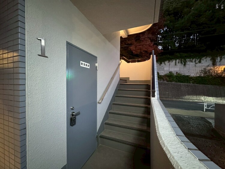 その他 共用部の階段です。明るく清潔に管理されています。