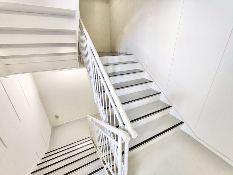 その他 共用部の階段です。明るく清潔に管理されています。