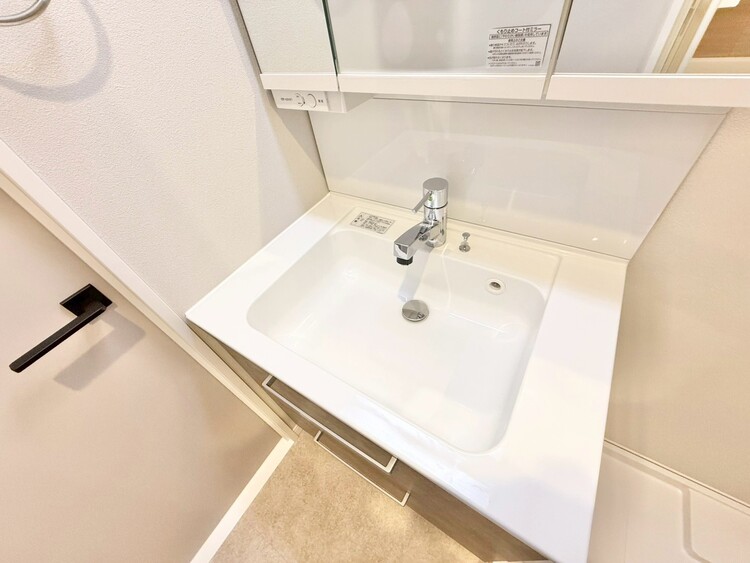 その他 清潔感を感じられる洗面化粧台。