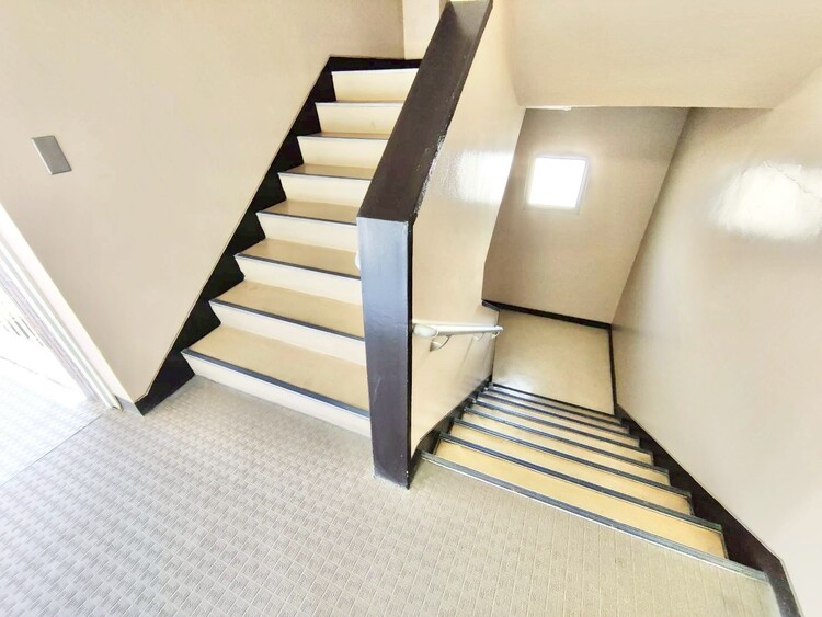 その他 共用部の階段です。明るく清潔に管理されています。