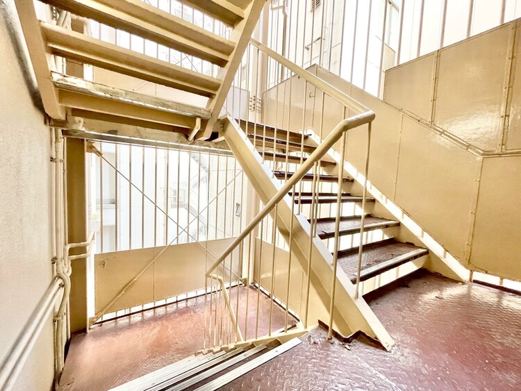 その他 共用部の階段です。明るく清潔に管理されています。