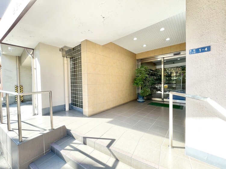 その他 上質感漂う玄関アプローチです。