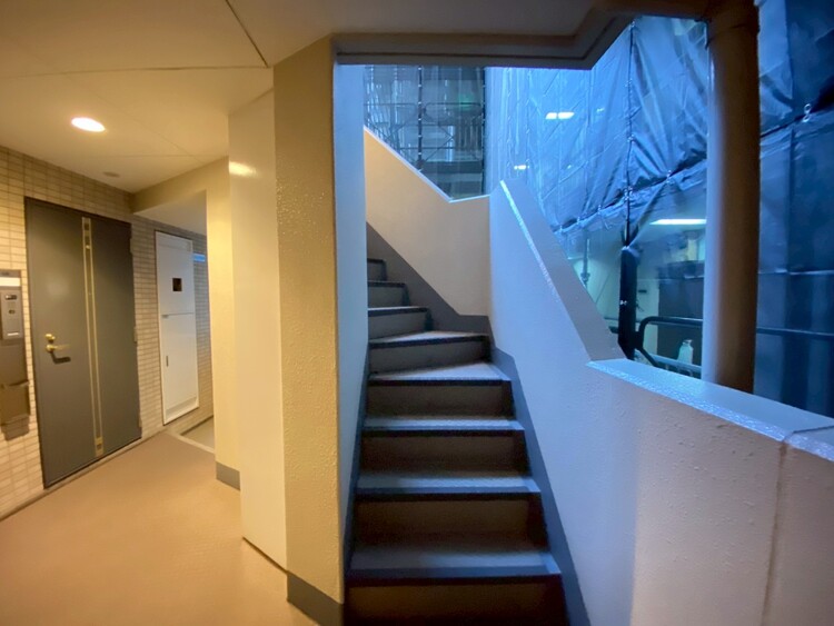 その他 共用部の階段です。明るく清潔に管理されています。