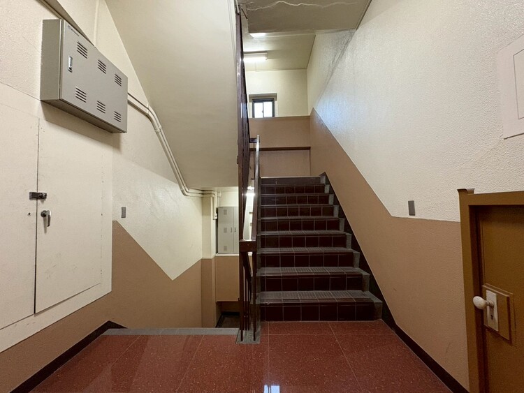 その他 共用部の階段です。明るく清潔に管理されています。