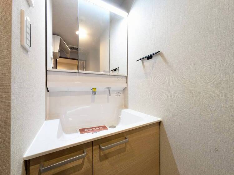 その他 清潔感を感じられる洗面化粧台。