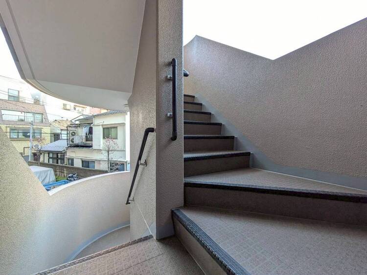 その他 共用部の階段です。明るく清潔に管理されています。