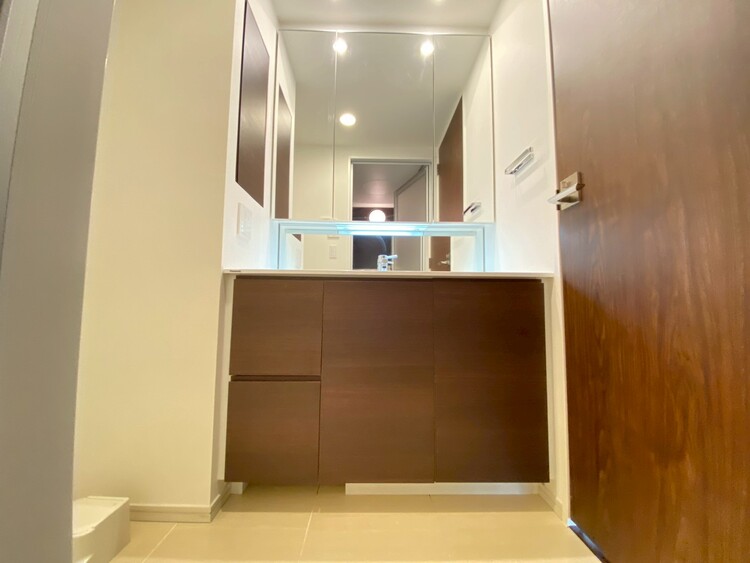 その他 清潔感を感じられる洗面化粧台。