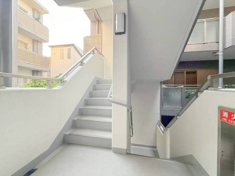 その他 共用部の階段です。明るく清潔に管理されています。
