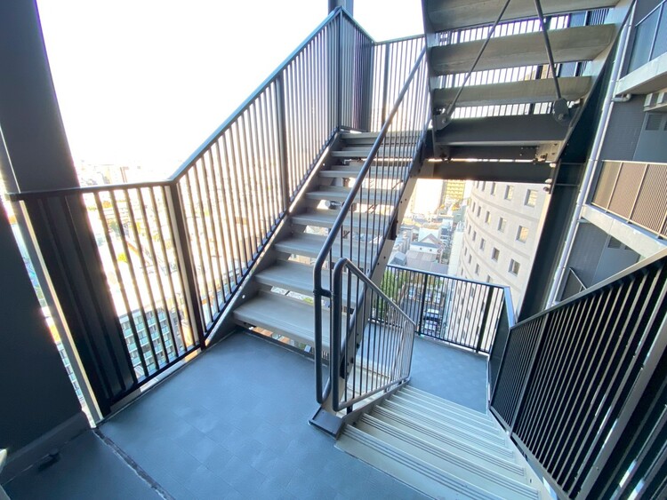 その他 共用部の階段です。明るく清潔に管理されています。