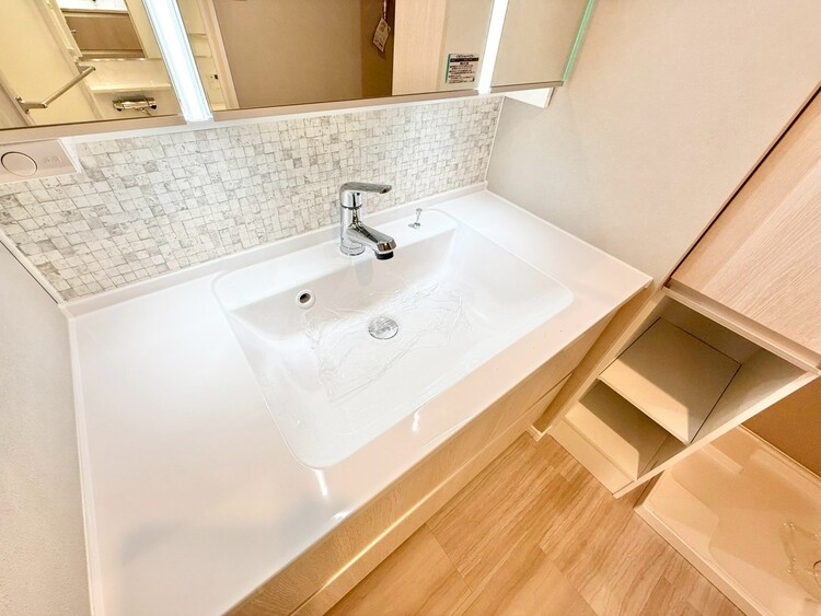 その他 清潔感を感じられる洗面化粧台。