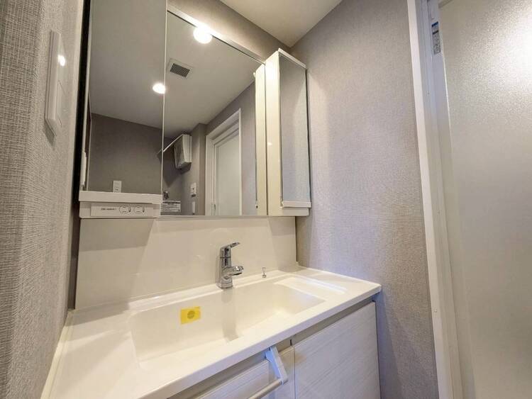 その他 清潔感を感じられる洗面化粧台。