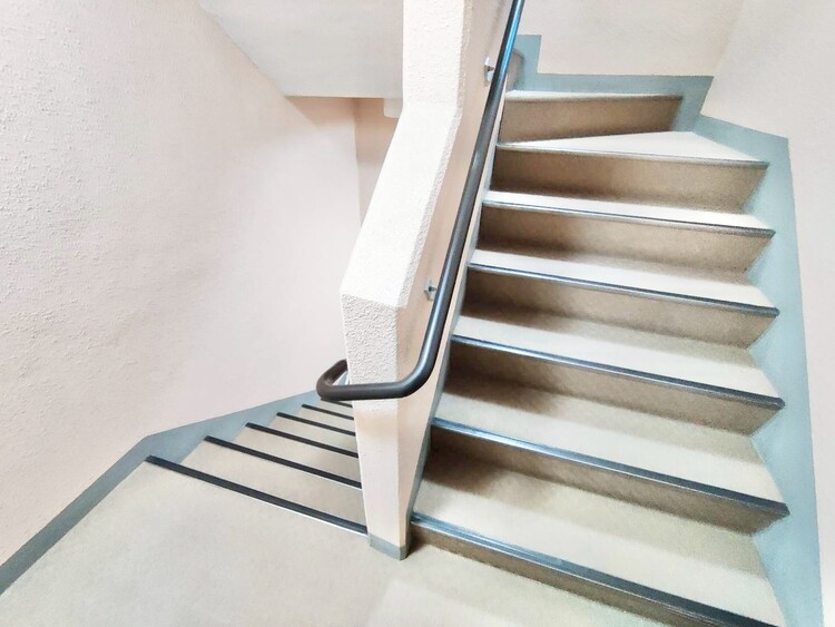 その他 共用部の階段です。明るく清潔に管理されています。