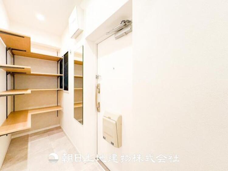 収納 玄関にはシューズクロークがあり家族様の趣味の道具などを収納できます！