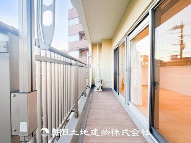 バルコニー 太陽に愛された家。陽当り・通風に優れた魅力的で快適さを追求した住宅です。