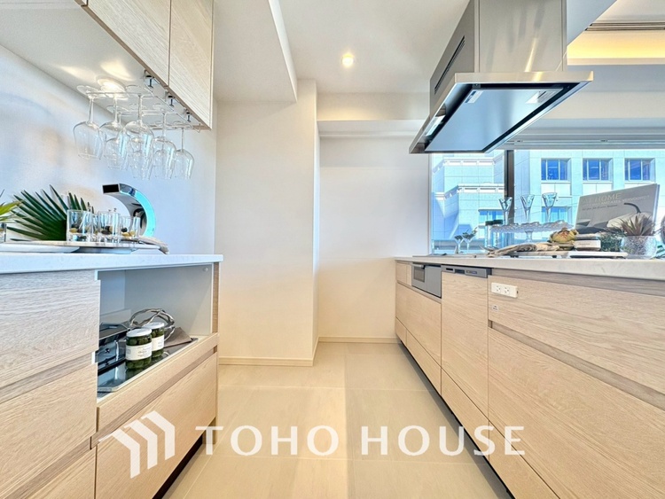 キッチン 【KITCHEN】◆ワクワク◆開放的で機能性も高いシステムキッチン。お子様は毎日のご飯にワクワク！