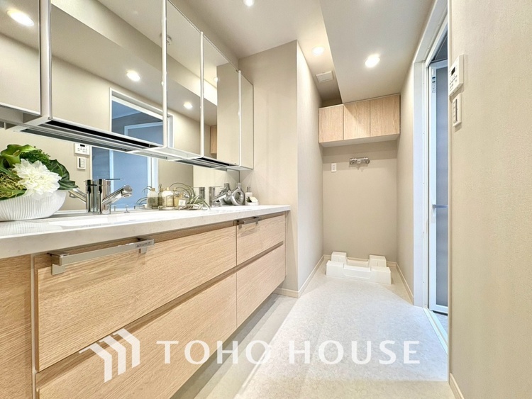 洗面 【WASHROOM】◆快適◆煌びやかな暮らしの中にも忘れたくない快適さ。大きな収納が助けてくれます。