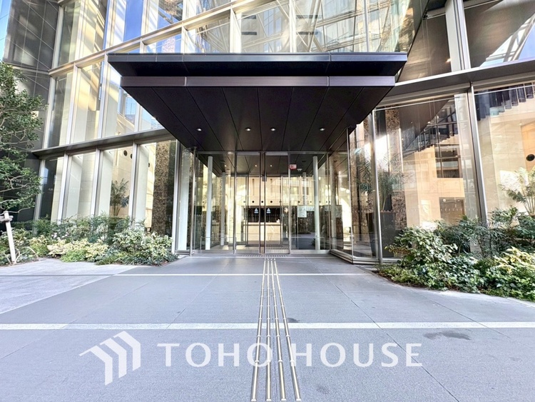 エントランス 【ENTRANCE】◆家族◆家で家族と過ごす時間は限られている。帰りを待つ家族の元へと急ぐときの弾む思い。そんな思いを引き立てる邸宅。