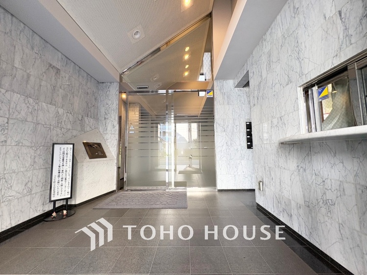 エントランス 【ENTRANCE】◆家族◆家で家族と過ごす時間は限られている。帰りを待つ家族の元へと急ぐときの弾む思い。そんな思いを引き立てる邸宅。