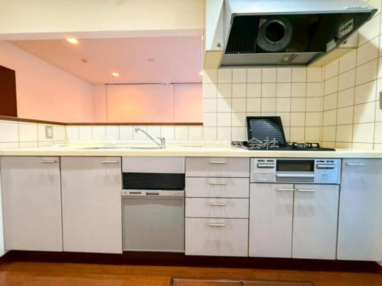 キッチン 【キッチン】広く取られたキッチンスペースはとても便利です。お料理をする人も開放感が心地いいです。