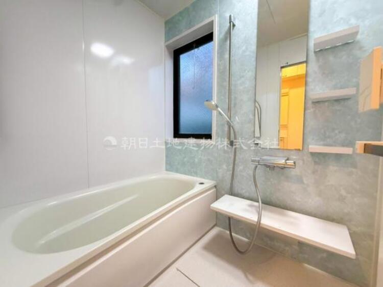 風呂 【浴室】ゆったりと寛げる広々バスで足を伸ばしてリラックス。　最新のユニットバスは設備も充実です。