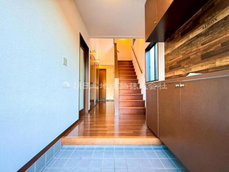 その他 【玄関】お出かけの際に小さなお子様のいるご家庭でもゆったりと靴を履かせて上げることができます。大きな荷物や抱っこしながらでもスムーズに出入り可能なストレスの少ない玄関です。