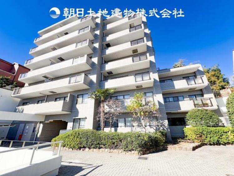 外観 時間のゆとりと空間、暖かな陽光がもたらす光と風を独占してください。