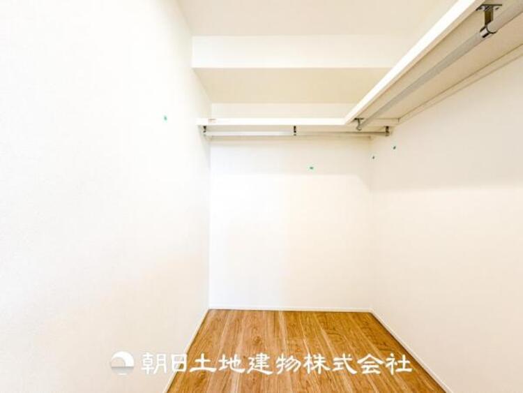 収納 ウォークインクローゼットは季節の品物など整理できるスペース！