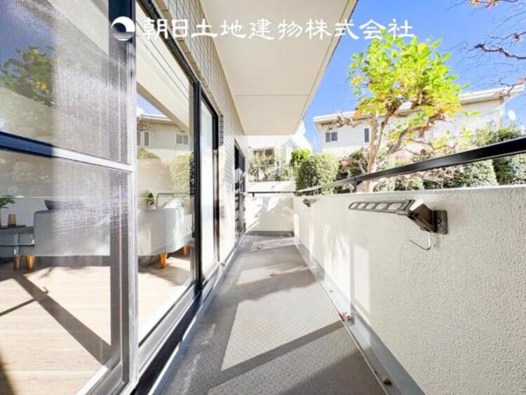 バルコニー 太陽に愛された家。陽当り・通風に優れた魅力的で快適さを追求した住宅です。