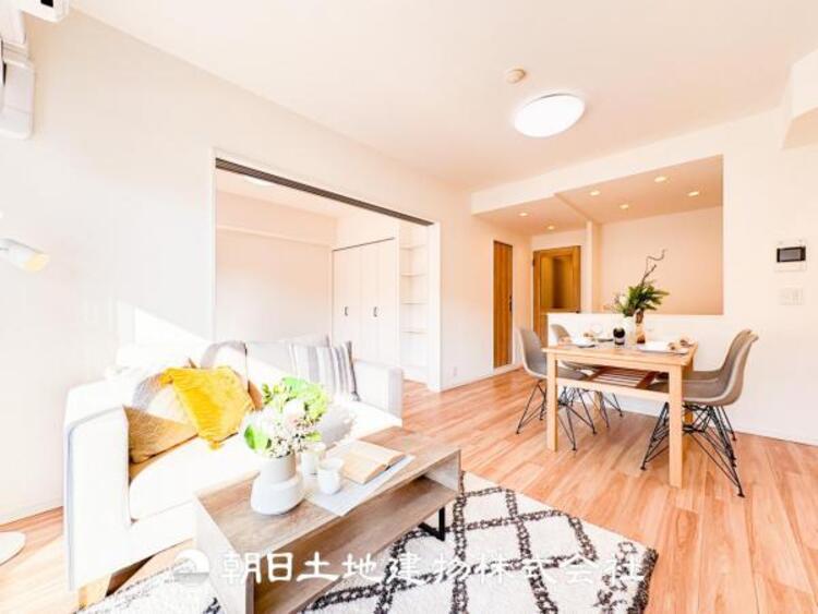 居間 ゆっくりと過ごす空間に相応しく、ここで楽しむ時間が家族や友人との絆をより深めてくれそうです。