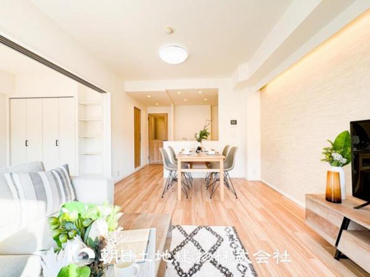 居間 お友達を呼んでお茶をしたり、一緒に料理を楽しみながら楽しい時間を過ごしましょう。