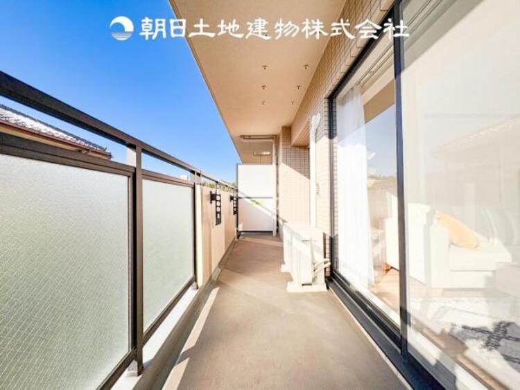 バルコニー 太陽に愛された家。陽当り・通風に優れた魅力的で快適さを追求した住宅です。