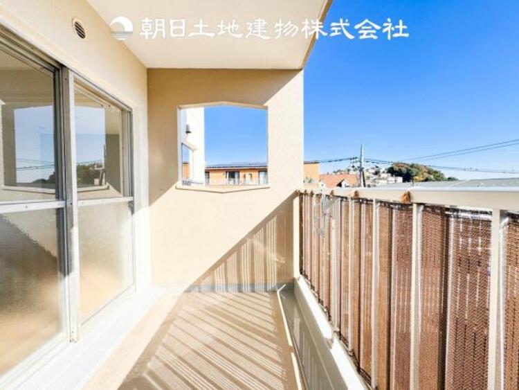 バルコニー 太陽に愛された家。陽当り・通風に優れた魅力的で快適さを追求した住宅です。
