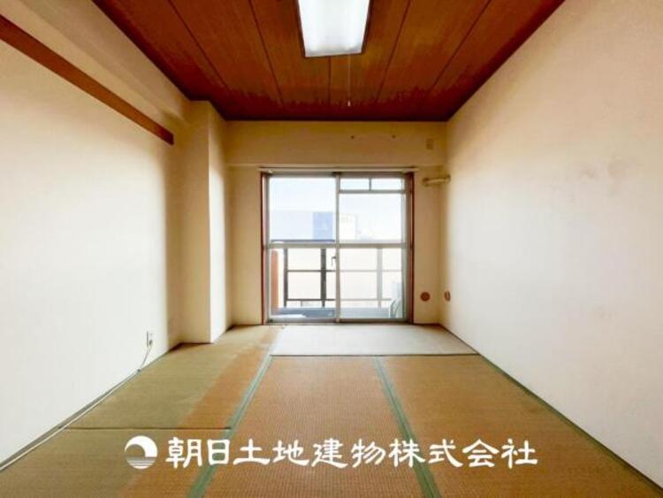 内装 【和室】和室には押し入れ、小さいながらも床の間もある上質な雰囲気を大切にした空間。思いのままにゴロンと横になったり、冬にはこたつでうたた寝したり、リラックスできる時間をお過ごしください。