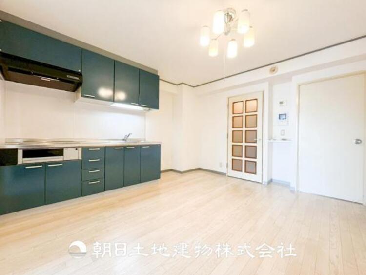 居間 【リビング】1日の中で最も長い時間を過ごすことになるリビングだからこそ、いつも笑顔があふれる空間であるように。広々とした空間から幸せな未来を。1日の中で最も長い時間を過ごすリビングは、笑顔があふれる空間です。広々とした空間から幸せな未来を。